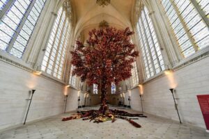 La monumentale installazione-albero dell’artista Joana Vasconcelos in Francia