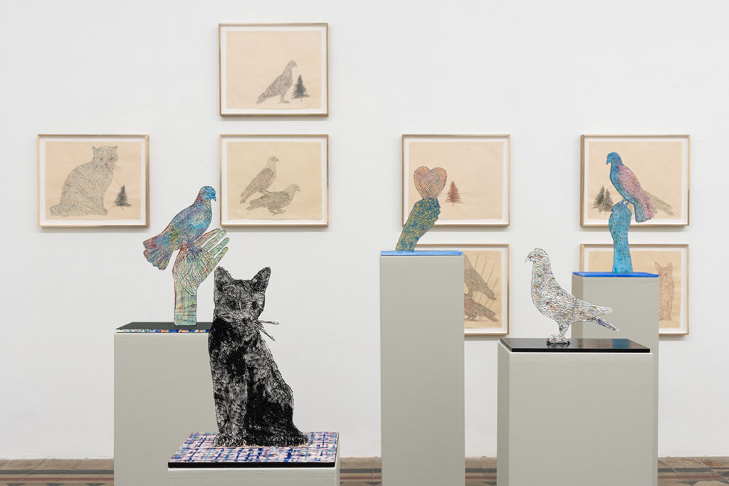 Gatti, piccioni e altre storie nella mostra di Kiki Smith a Milano