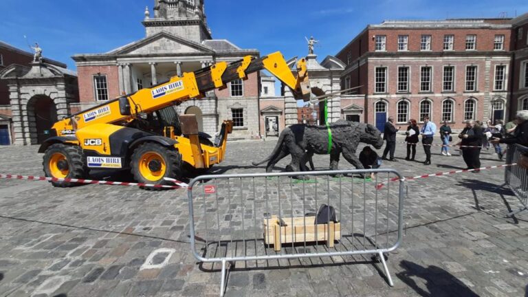 L'allestimento della Leonessa di Davide Rivalta nella piazza del Castello di Dublino