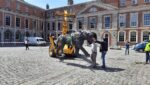 L'allestimento della Leonessa di Davide Rivalta nella piazza del Castello di Dublino