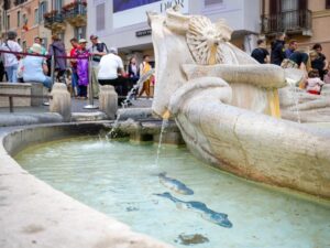 Cinque pesci nella Barcaccia del Bernini. Goffi tentativi d’arte pubblica a Roma