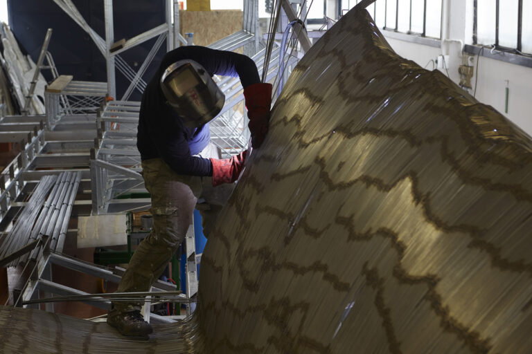 Matteo Berra al lavoro per l'opera "Fold" (Art Building, Milano) - Ph. Bart Herreman