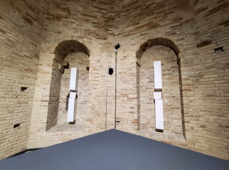 Minus.log, Sulla soglia del silenzio, installation view at TOMAV, Moresco, 2023