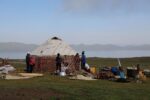 Montaggio di una yurta per il Nomadic Art Camp. Courtesy Б'Art Contemporary