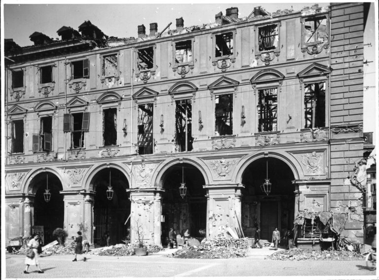 Palazzo Renaud di Faliçon dopo le incursioni aeree del luglio 1943. Archivio Fotografico della Fondazione Torino Musei