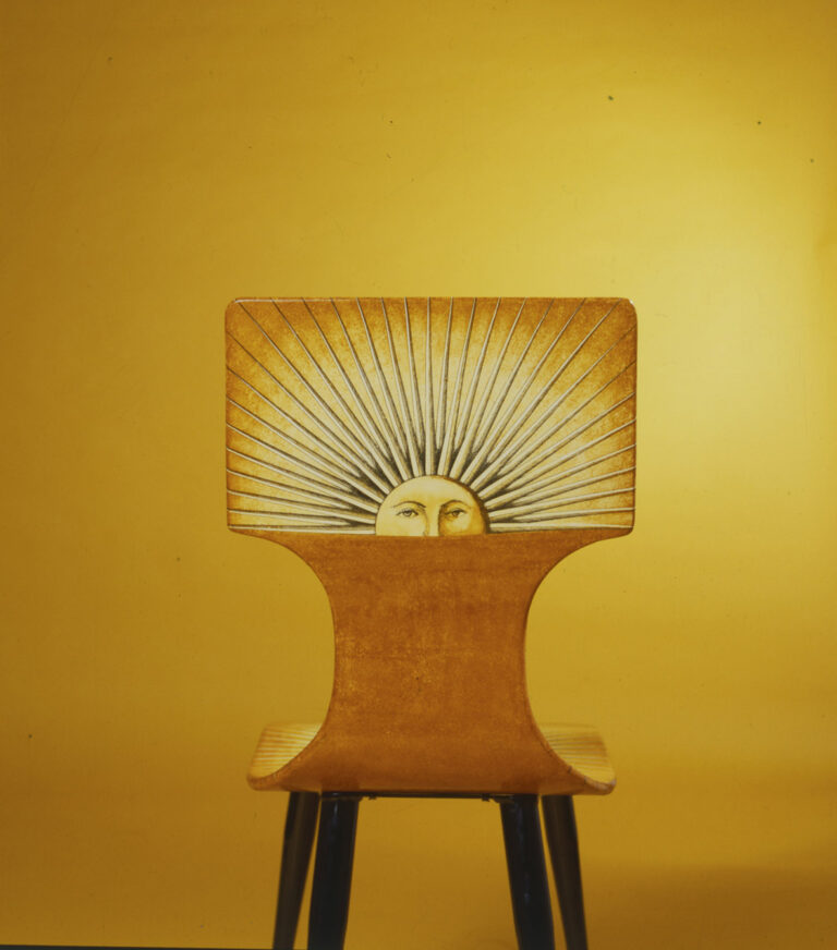 Piero Fornasetti, Sedia Sole, anni ’50, Fornasetti Milano, litografia su legno dipinta a mano, Milano, Archivio Fornasetti © Courtesy Fornasetti