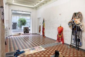 Moda, kitsch e classicità nella mostra di Chalisée Naamani a Milano