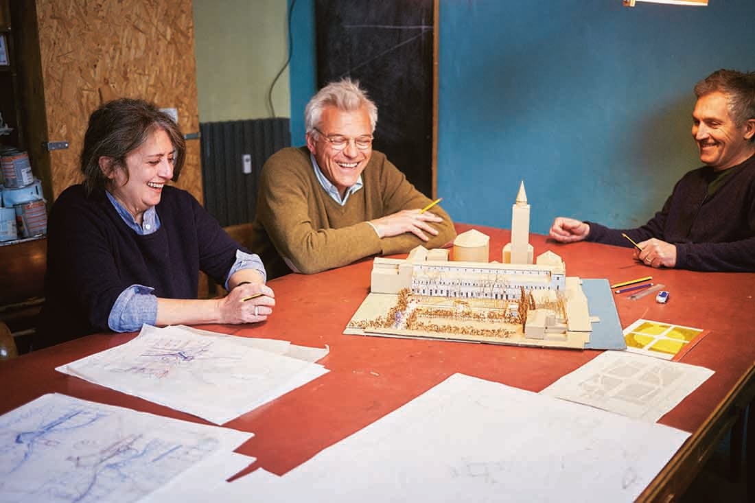 Ritratto degli architetti (da destra) Emanuele Almagioni, Giacomo Borella, Francesca Riva nel loro studio a Milano. © Marco Cremascoli
