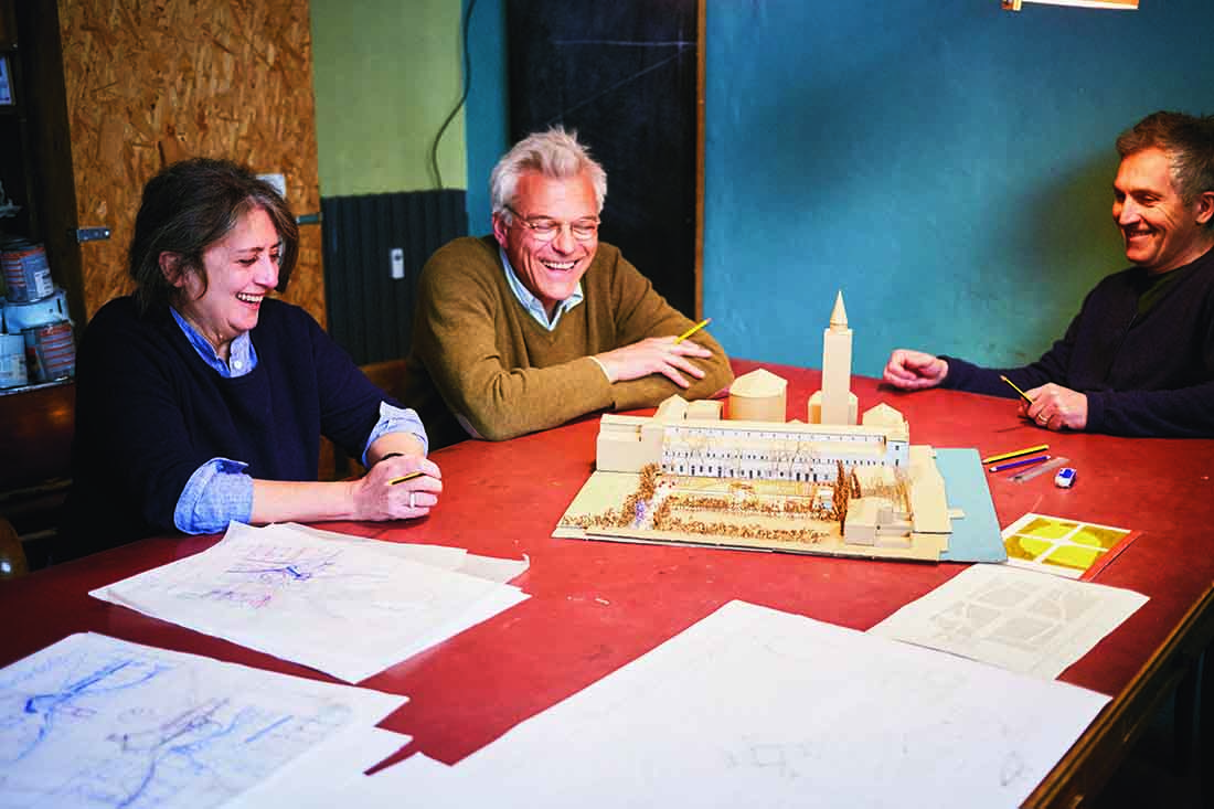 Ritratto degli architetti (da destra) Emanuele Almagioni, Giacomo Borella, Francesca Riva nel loro studio a Milano. © Marco Cremascoli