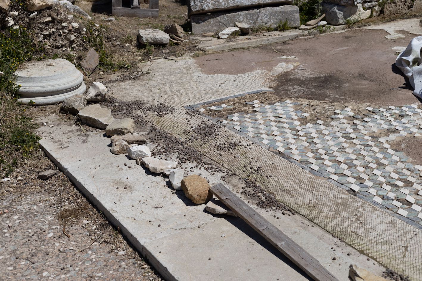 Strada lastricata scoperta a Segesta