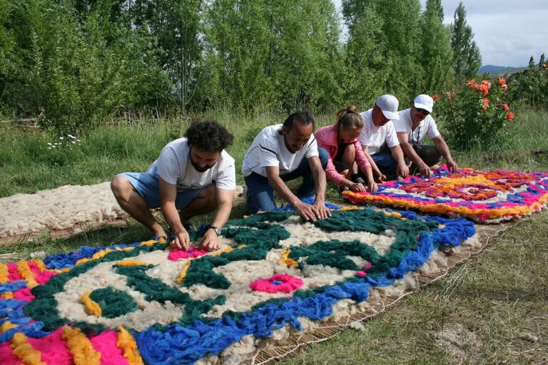 Un workshop durante il Nomadic Art Camp. Courtesy Б'Art Contemporary