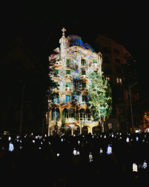 Il video mapping di Refik Anadol anima Casa Batlló a Barcellona