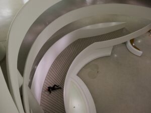 Riallestimento per la collezione del MAXXI di Roma. La mostra sembra un deposito