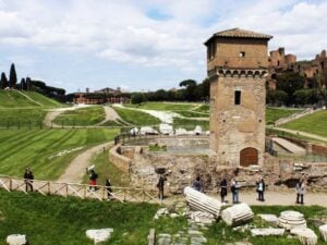 “Il Circo Massimo non è uno stadio”. Polemiche dopo il concerto-terremoto di Travis Scott