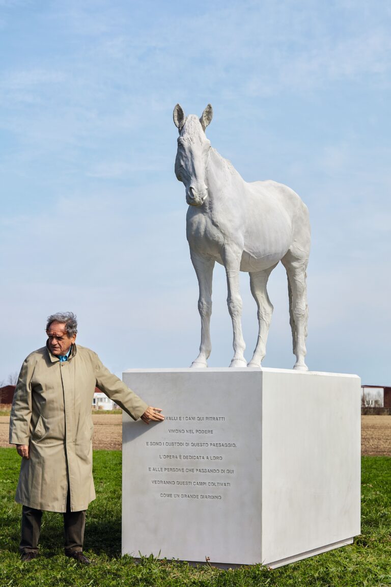 Alberto Garutti, I cavalli e i cani qui ritratti vivono nel podere e sono i custodi di questo paesaggio. L’opera è dedicata a loro e alle persone che passando di qui vedranno questi campi coltivati come un grande giardino, 2017-2019, Ca’ Corniani, Caorle (Ve). Courtesy Generali Italia – Genagricola Spa. Photo Agostino Osio