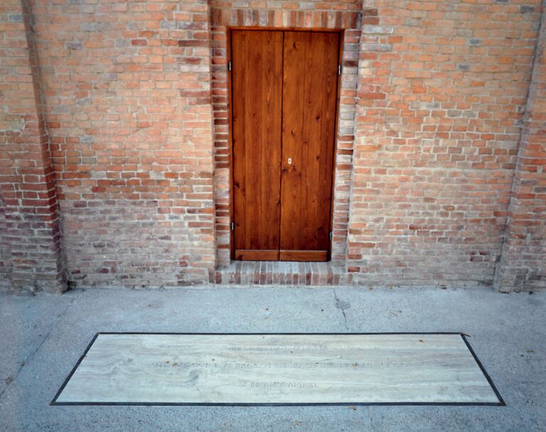 Alberto Garutti, Quest’opera è dedicata alle ragazze e ai ragazzi che in questo piccolo teatro si innamorarono, 1994-1997. Ristrutturazione del Teatro a Fabbrica, Peccioli (PI), a cura di Antonella Soldaini. Courtesy Comune di Peccioli