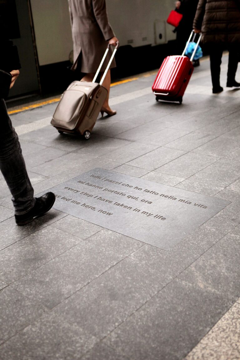 Alberto Garutti, Tutti i passi che ho fatto nella mia vita mi hanno portato qui, ora, 2011, Stazione di Cadorna, Milano. Courtesy S.E.A. Photo Studio Alberto Garutti