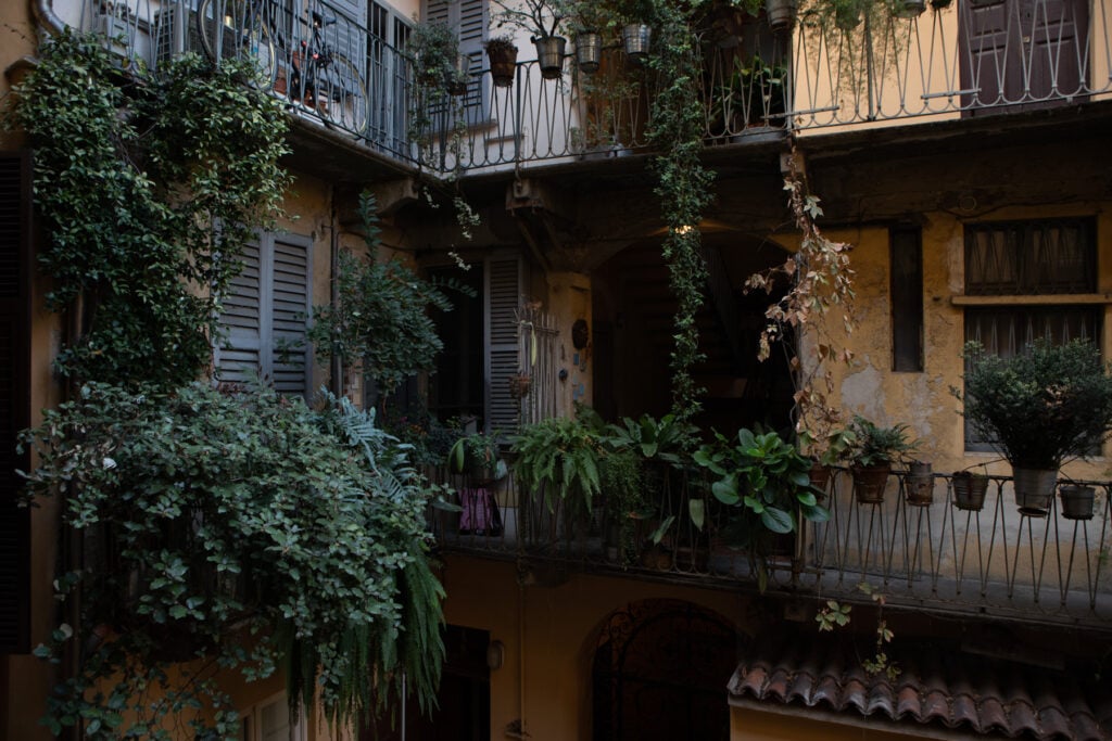 Casa Ticinese a Milano. La casa di ringhiera che valorizza il design e l’arte