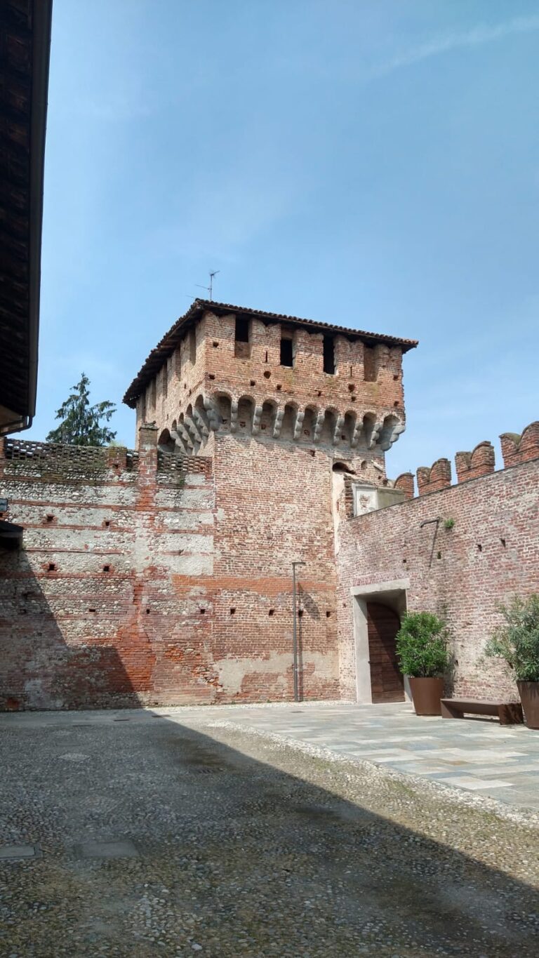 Castello di Galliate, veduta esterna. Photo Michele Moscardin