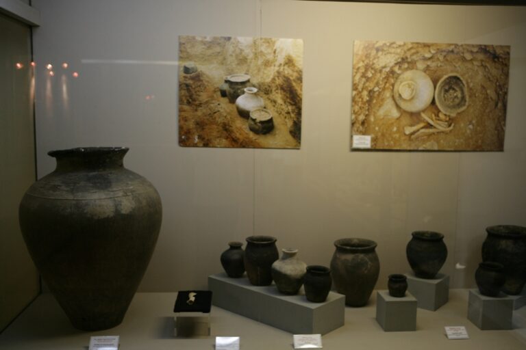 Ceramiche mongole di epoca preistorica. Photo Nathan McCord