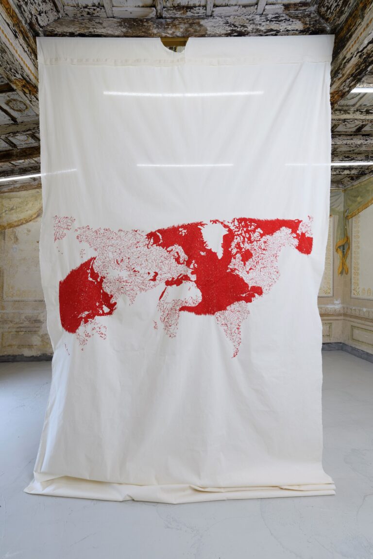 Daniela d'Arielli, Il corpo che abitiamo, 2023, canvas, red threads, 213 x 445 cm. Courtesy the artist and Monitor Rome, Lisbon, Pereto (AQ). Photo Giorgio Benni
