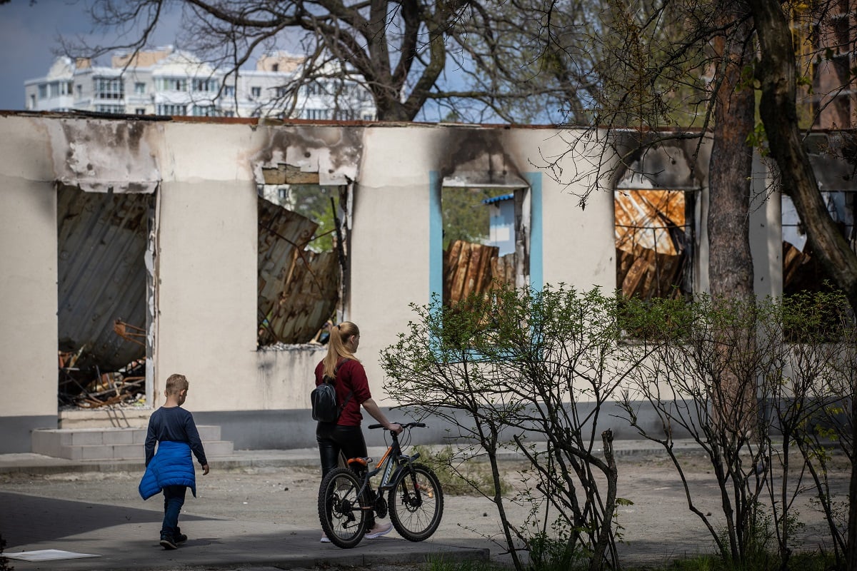 Destroyed school in Irpіn. Immagine della mostra in Triennale Milano