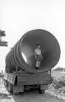 Enrico Pasquali, Cantiere Canale Emiliano Romagnolo, Impianto del Palantone. Operaio all'interno di uno dei tubi di aspirazione, 1967. Archivio CER