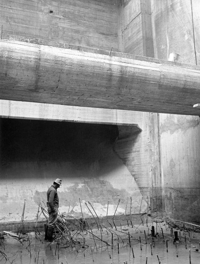 Enrico Pasquali, Cantiere Canale Emiliano Romagnolo, Impianto del Palantone. Operaio nella platea di fondo dell'opera di presa dal Po, ora non più visibile in quanto sommersa, 1967. Archivio CER