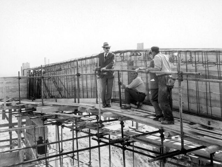 Enrico Pasquali, Il Direttore dei lavori, ingegnere Ugo Chiodarelli, e operai al lavoro alla realizzazione dei portali all’impianto del Palantone, 1965. Archivio CER