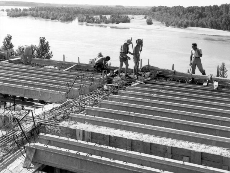 Enrico Pasquali, Impianto del Palantone, Operai al lavoro alla copertura del fabbricato, 1965. Archivio CER