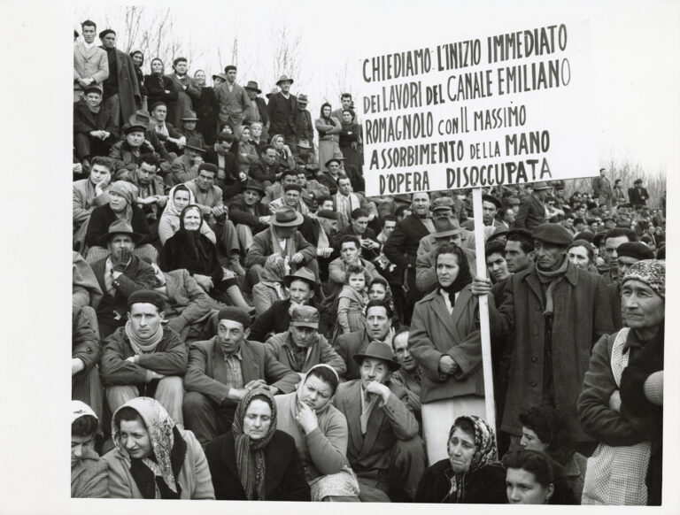 Enrico Pasquali, Manifestazione a San Pietro in Casale, 1956. Archivio fotografico della Cineteca di Bologna