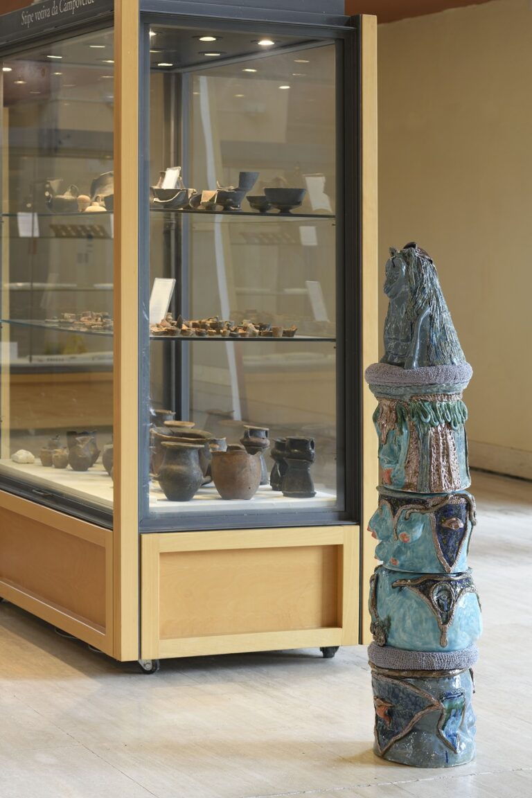 Giusy Pirotta, L'Universo dei seni, Artemide d_Efesia, 2023, ceramica smaltata (5 pezzi) inserti in tessuto cotone e materiali misti (2 cuscini), 150 x 40 x 40 cm.