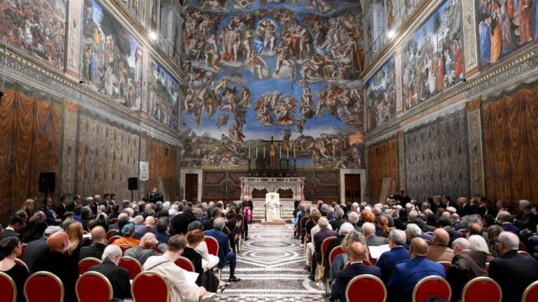Oltre 200 artisti riuniti nella Cappella Sistina per incontrare Papa Francesco