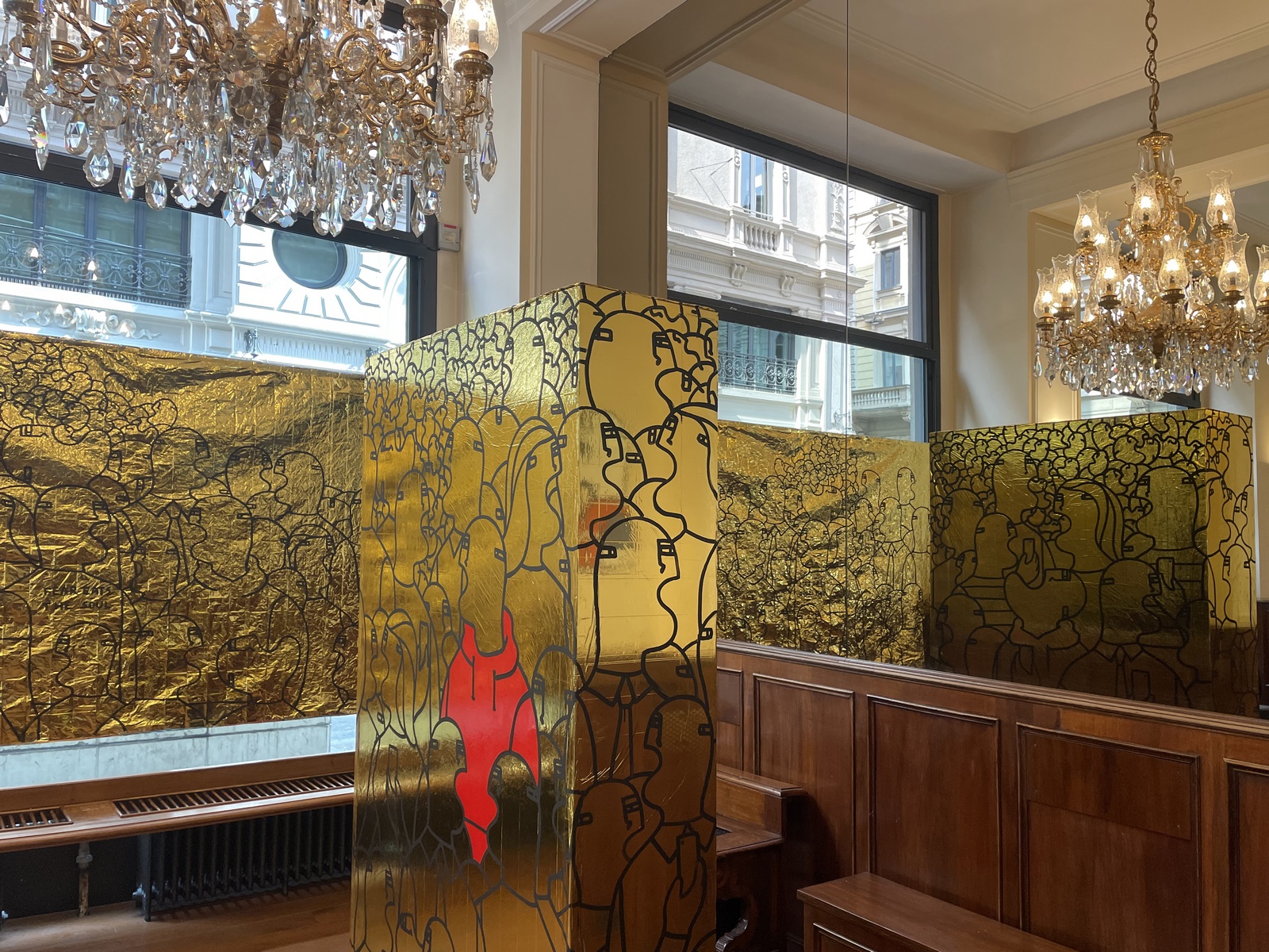 Fabrizio Dusi, All that glitters is not gold, installation view at Banca Cesare Ponti (BPER Banca), Milano, 2023. Courtesy La Galleria BPER Banca. Photo Sofia Alberti