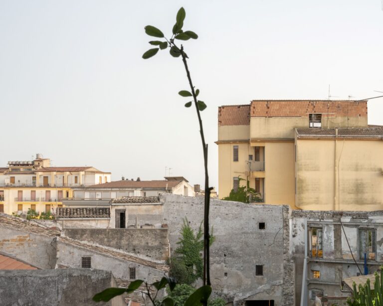 La sorgente, di Marina Caneve in collaborazione con Farm Cultural Park. Vista sulla città da Human Forest a Palazzo Miccichè. Farm Cultural Park, Favara, 2022