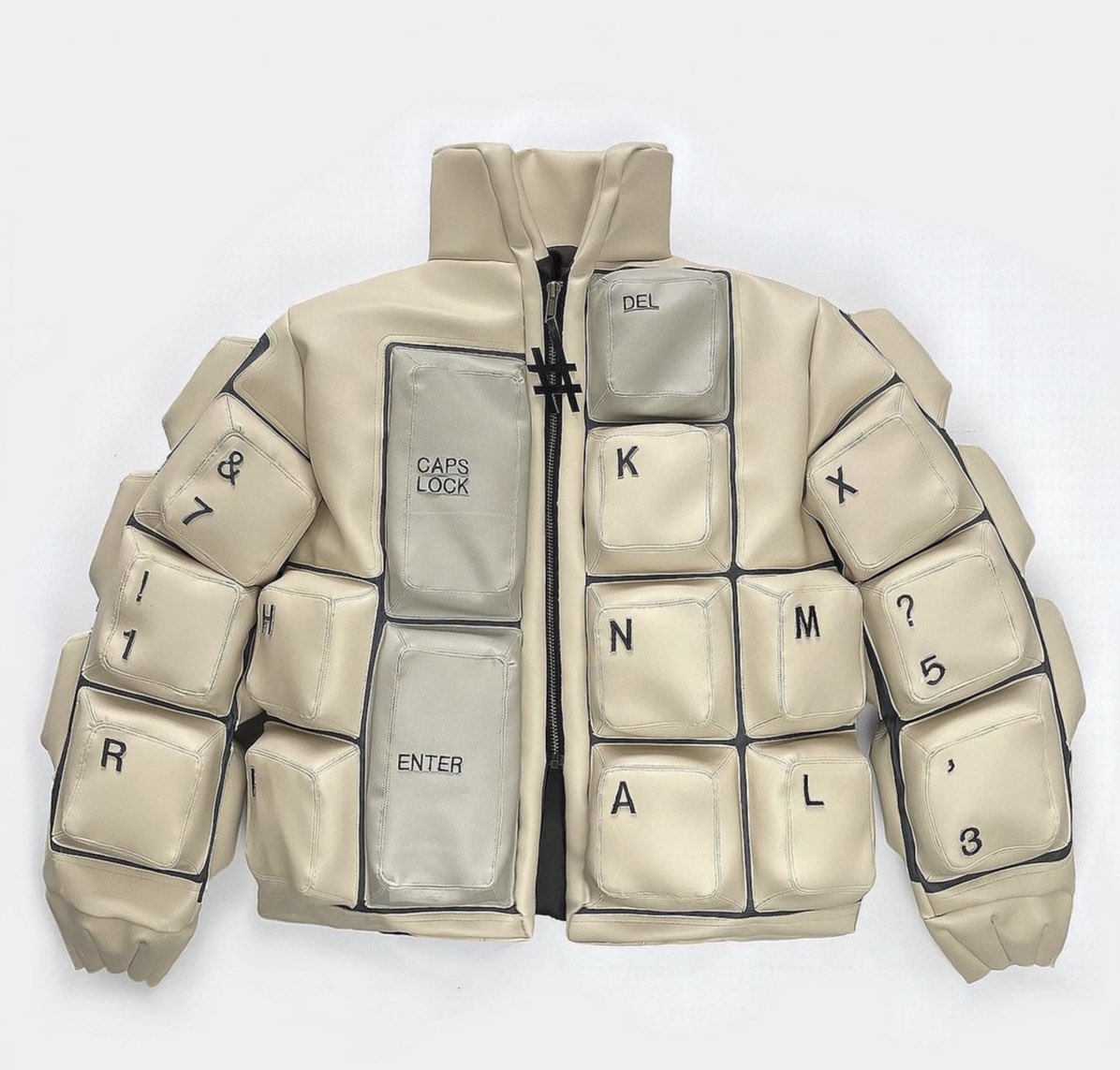 Keyboard Puffer Jacket, la giacca a forma di tastiera del computer di Liminalwork