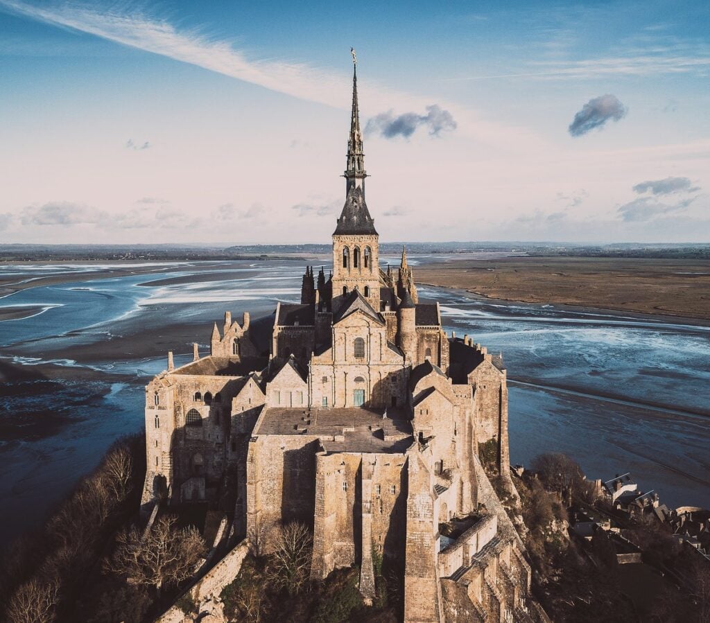 L’Abbazia di Mont Saint-Michel compie 1000 anni. Gli eventi del 2023 tra arte e spettacolo