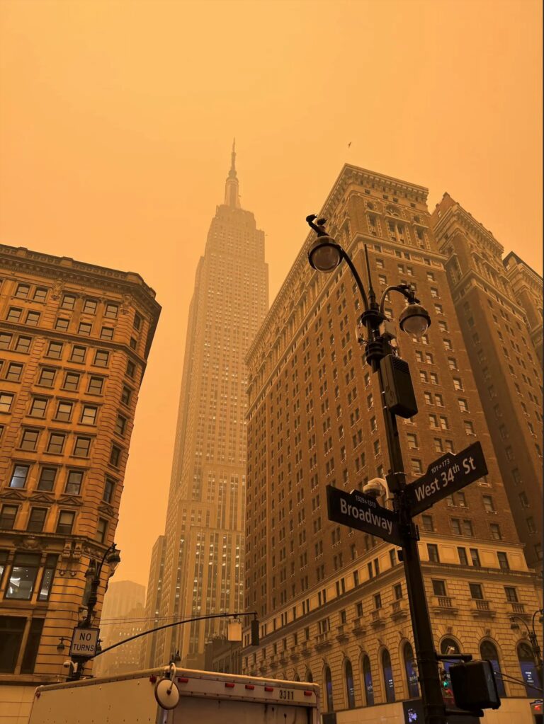 La cenere degli incendi del Canada sopra il cielo di New York