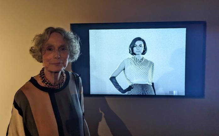La modella Lillina Monti, ritratta accanto al video di cui fu protagonista con un abito di Marucelli nel 1965