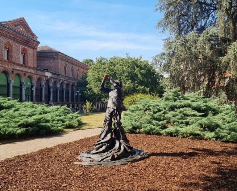 La scultura di Margherita Hack in via Richini Sguardo Fisico, Sissi, 2022