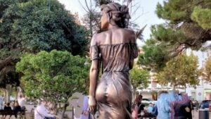 Poche e ipersessualizzate. Un libro analizza le statue italiane dedicate alle donne