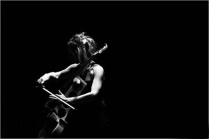 Intervista alla violoncellista Jo Quail tra metal e musica classica