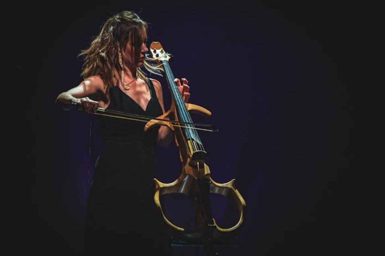 La violoncellista Jo Quail. Photo Lukasz Marciniak