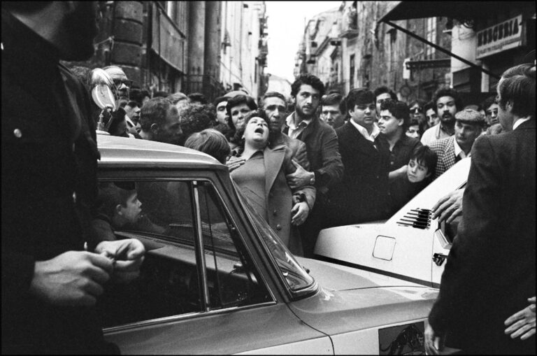 Letizia Battaglia, Boris Giuliano, capo della Squadra Mobile, sul luogo di un omicidio a Piazza del Carmine. Palermo, 1978