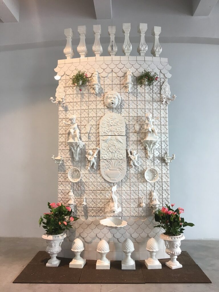 Lord Rothschild visiting Joana Vasconcelos studio in 2018 (Wedding Cake work in process) © Atelier Joana Vasconcelos