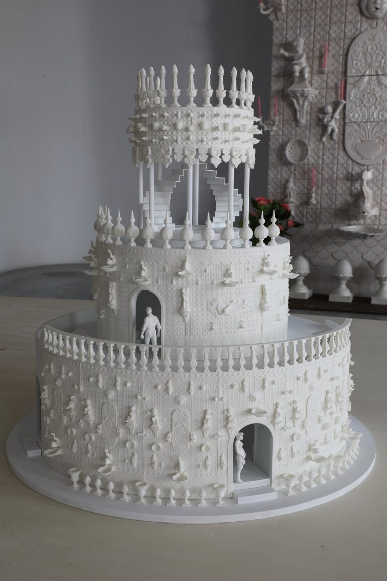 Lord Rothschild visiting Joana Vasconcelos studio in 2018 (Wedding Cake work in process) © Atelier Joana Vasconcelos