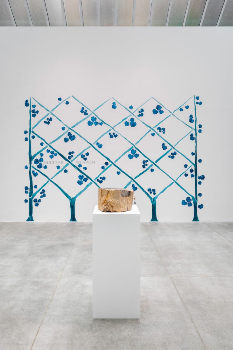 Maria Loboda, Faux, installation view, at Vistamare, Milano, 2023. Photo Andrea Rossetti. Courtesy artista e Vistamare, Milano/Pescara