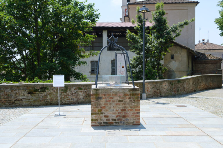 Maura Banfo, Polvere di stelle, installazione site specific, 2023. Pozzo della piazza del Municipio, Castagnito