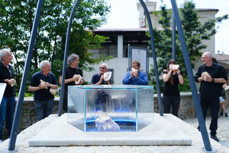 Maura Banfo, Polvere di stelle, installazione site specific, 2023. Pozzo della piazza del Municipio, Castagnito