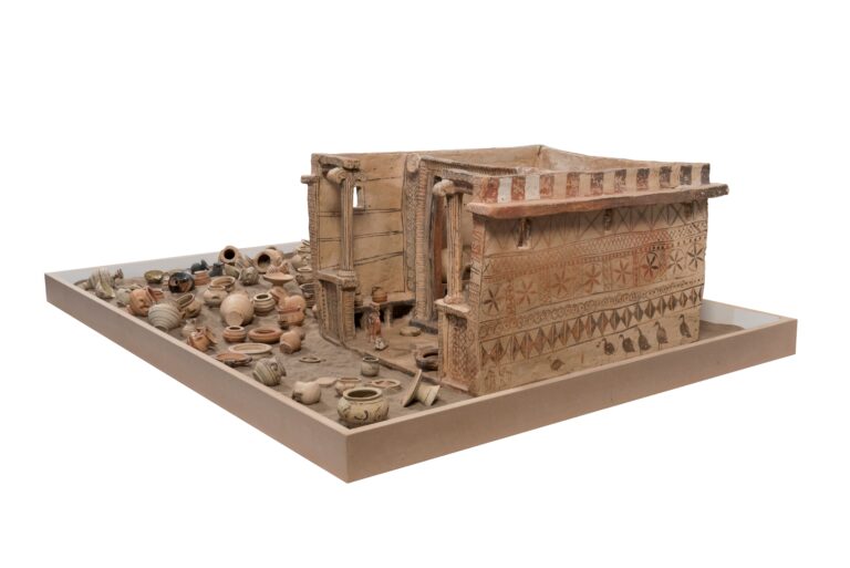 Modellino di abitazione con corredo di vasi e oggetti miniaturistici, da Archidika, Thera (Santorini, Cicladi), VI secolo a.C., Thera, Museo Archeologico, Eforia delle Antichità delle Cicladi